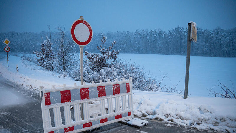 Starke und anhaltende Schneef&auml;lle haben am Montagabend (26.01.2026) im Landkreis Forchheim zu erheblichen Einschr&auml;nkungen im Stra&szlig;enverkehr und zu zahlreichen Feuerwehreins&auml;tzen gef&uuml;hrt.