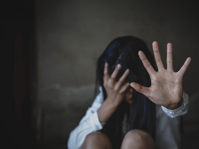 Kindesmissbrauch auf Philippinen Jahrelang soll ein Mann aus Erlangen-Höchstadt den sexuellen Missbrauch eines Mädchens auf den Philippinen beauftragt und über WhatsApp mitverfolgt haben. Nun wurde Anklage erhoben. Was bekannt ist. (Symbolbild)