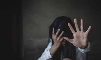 Kindesmissbrauch auf Philippinen Jahrelang soll ein Mann aus Erlangen-Höchstadt den sexuellen Missbrauch eines Mädchens auf den Philippinen beauftragt und über WhatsApp mitverfolgt haben. Nun wurde Anklage erhoben. Was bekannt ist. (Symbolbild)