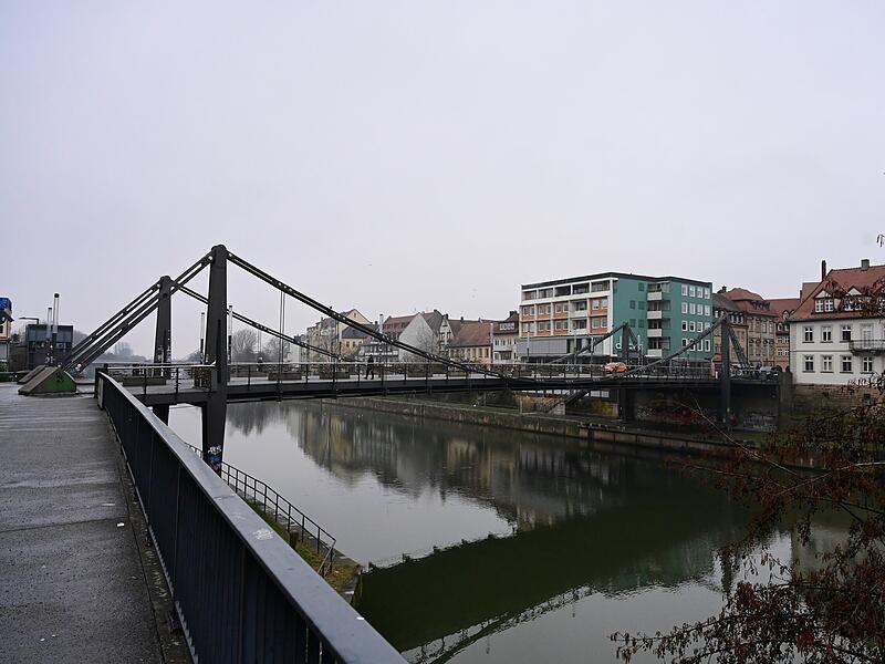 Die Kettenbr&uuml;cke &uuml;ber die Regnitz; der Vorfall ereignete sich ganz rechts kurz vor dem Stahlpfosten