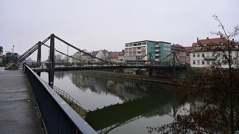 Landgericht Bamberg versuchter Totschlag Kettenbrücke Drogendealer Die Kettenbrücke über die Regnitz; der Vorfall ereignete sich ganz rechts kurz vor dem Stahlpfosten