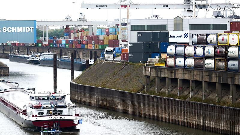 Niedrigwasser am Duisburger Hafen Niedrigwasser am Duisburger Hafen