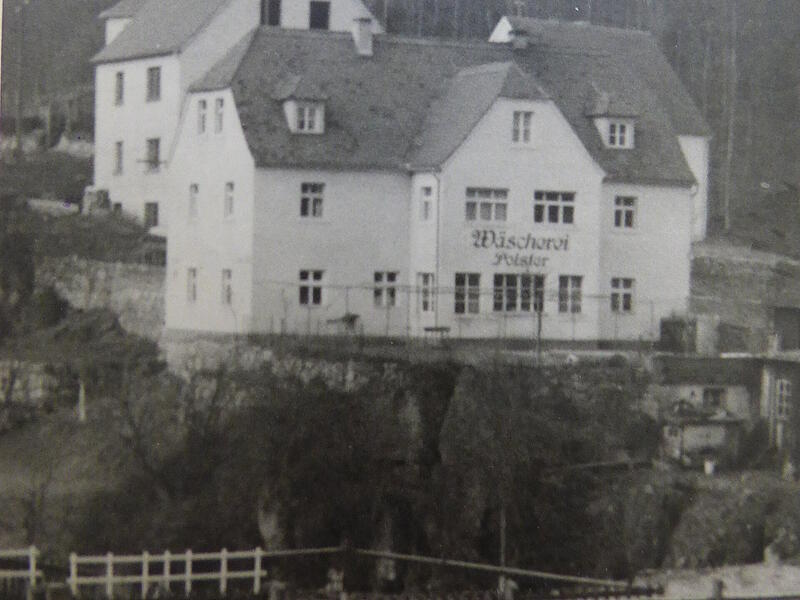 Historisches Foto mit Blick von der Pezoldstra&szlig;e auf die Stra&szlig;e zur Martinswand um 1960. Zu sehen das Haus der fr&uuml;heren W&auml;scherei Polster (heute Prasch) an der Martinswand 7 und darunter die Doline "Rahnickelsloch".Forchheim & Fr&auml;nkische Schweiz
