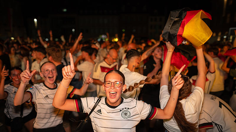 Die Bamberger erleben am Maxplatz ein spannendes EM-Spiel Deutschland gegen D&auml;nemark - und d&uuml;rfen am Ende jubeln.