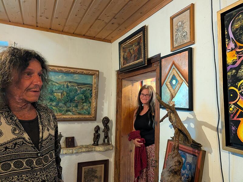 Tamahara und Heike Guillery in ihrem Atelier in Mostviel.