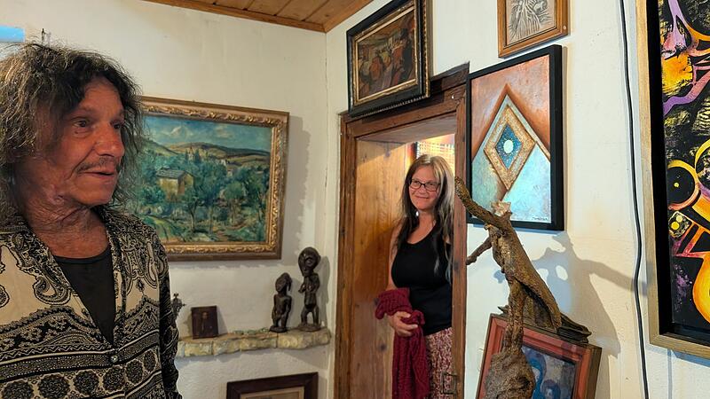 Tamahara und Heike Guillery in ihrem Atelier in Mostviel.