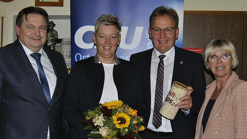 Zweiter Bürgermeister Thomas Meyer (l.) und Fraktionssprecherin Ursula Eberle-Berlips (r.) gratulierten Bürgermeister Bernd Rebhan zu seiner Nominierung und danken Ehefrau Pia Rebhan für die unermüdliche Unterstützung ihres Ehemanns.