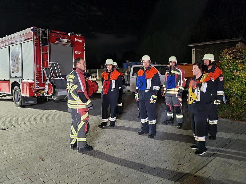 Die Teilnehmer treten hinter dem Löschgruppenfahrzeug an.