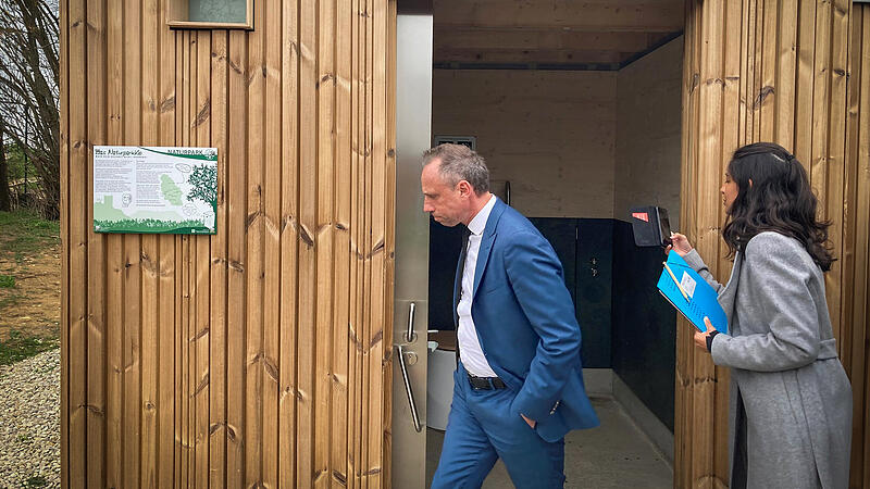Thorsten Glauber besichtigt eine &Ouml;kotoilette am Walberla.