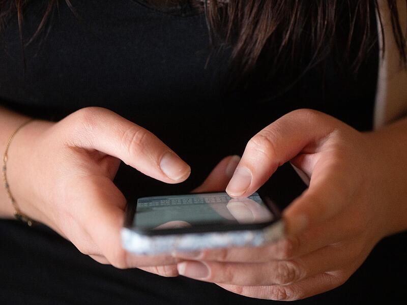 Wenn man seine Kontaktliste auf dem Smartphone gut pflegt, verbringt man weniger Zeit mit der Suche nach Vor- oder Nachnamen.