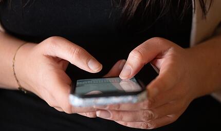 Wenn man seine Kontaktliste auf dem Smartphone gut pflegt, verbringt man weniger Zeit mit der Suche nach Vor- oder Nachnamen.