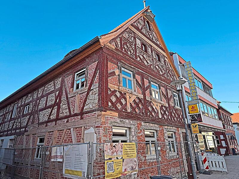 Das generalsanierte „Haus der Heimat“ in der Hauptstraße in Höchstadt soll bis zum Beginn des Weihnachtsmarktes eine neue Fassade bekommen. Das generalsanierte „Haus der Heimat“ in der Hauptstraße in Höchstadt soll bis zum Beginn des Weihnachtsmarktes eine neue Fassade bekommen.