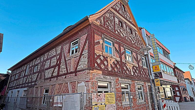 Das generalsanierte &bdquo;Haus der Heimat&ldquo; in der Hauptstra&szlig;e in H&ouml;chstadt soll bis zum Beginn des Weihnachtsmarktes eine neue Fassade bekommen.