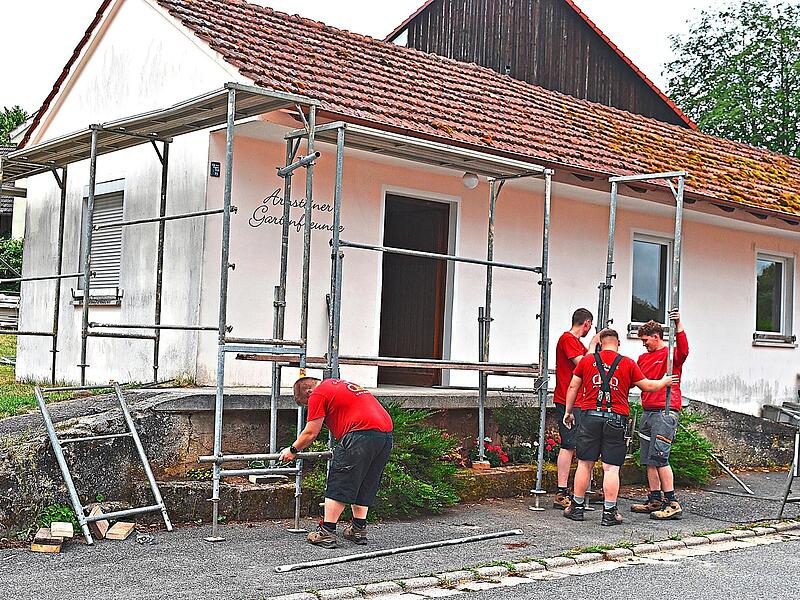 Unmittelbar nach dem Ende der offiziellen Auftaktveranstaltung zur Revitalisierung des Milchh&auml;uslas Arnstein ergriffen schon die Dechant-Auszubildenden und die Studenten der Hochschule Coburg die Initiative. Dieter Radziej
