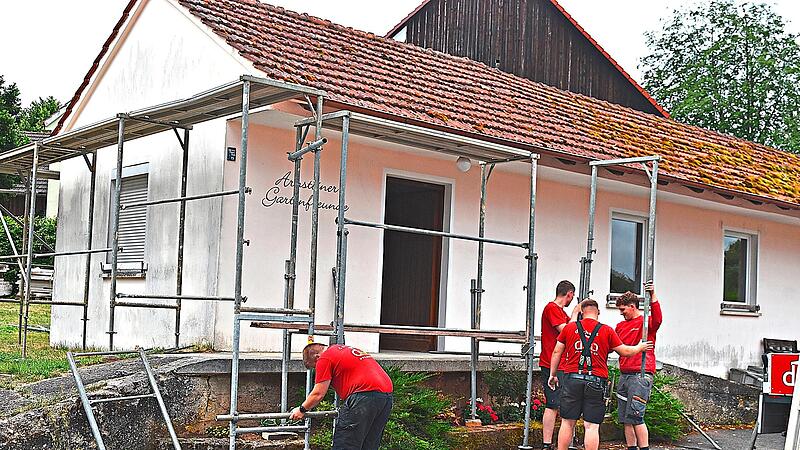 Unmittelbar nach dem Ende der offiziellen Auftaktveranstaltung zur Revitalisierung des Milchhäuslas Arnstein ergriffen schon die Dechant-Auszubildenden und die Studenten der Hochschule Coburg die Initiative. Dieter Radziej Unmittelbar nach dem Ende der offiziellen Auftaktveranstaltung zur Revitalisierung des Milchhäuslas Arnstein ergriffen schon die Dechant-Auszubildenden und die Studenten der Hochschule Coburg die Initiative. Dieter Radziej