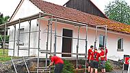 Unmittelbar nach dem Ende der offiziellen Auftaktveranstaltung zur Revitalisierung des Milchhäuslas Arnstein ergriffen schon die Dechant-Auszubildenden und die Studenten der Hochschule Coburg die Initiative. Dieter Radziej Unmittelbar nach dem Ende der offiziellen Auftaktveranstaltung zur Revitalisierung des Milchhäuslas Arnstein ergriffen schon die Dechant-Auszubildenden und die Studenten der Hochschule Coburg die Initiative. Dieter Radziej