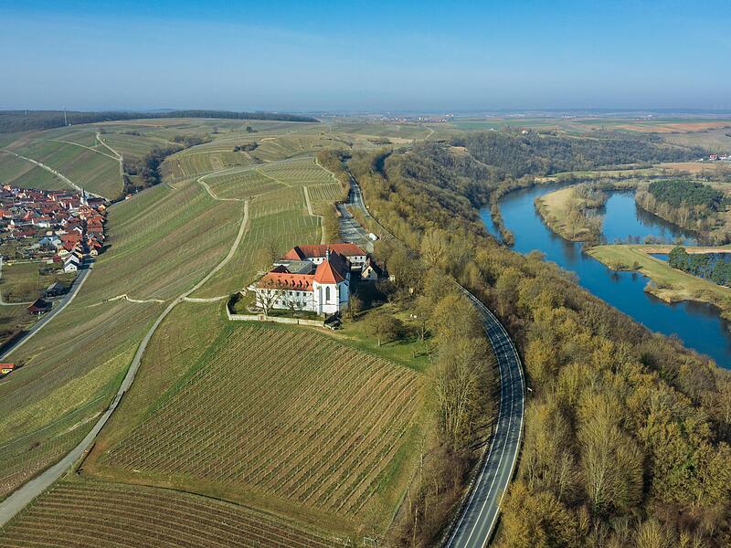 Blick von oben auf die Vogelsburg. Linker Hand zu sehen ist der Volkacher Ortsteil Escherndorf.