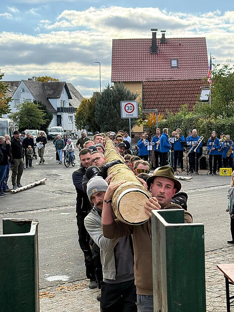 Am Samstag wurde gegen 15 Uhr auf dem Marktplatz in Adelsdorf der 26,58 Meter hohe Baum  aufgestellt.