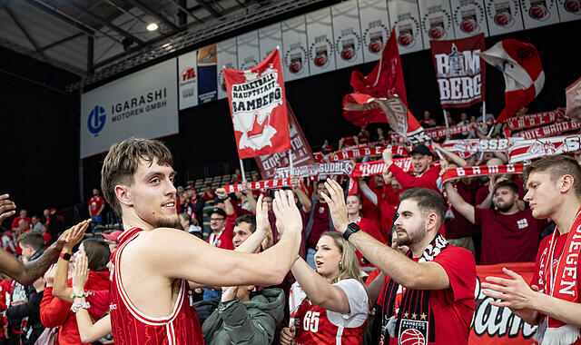 BMA365 Bamberg Baskets - MLP Academics Heidelberg Zach Ensminger feiert den Heimsieg über Heidelberg mit den Bamberger Fans.