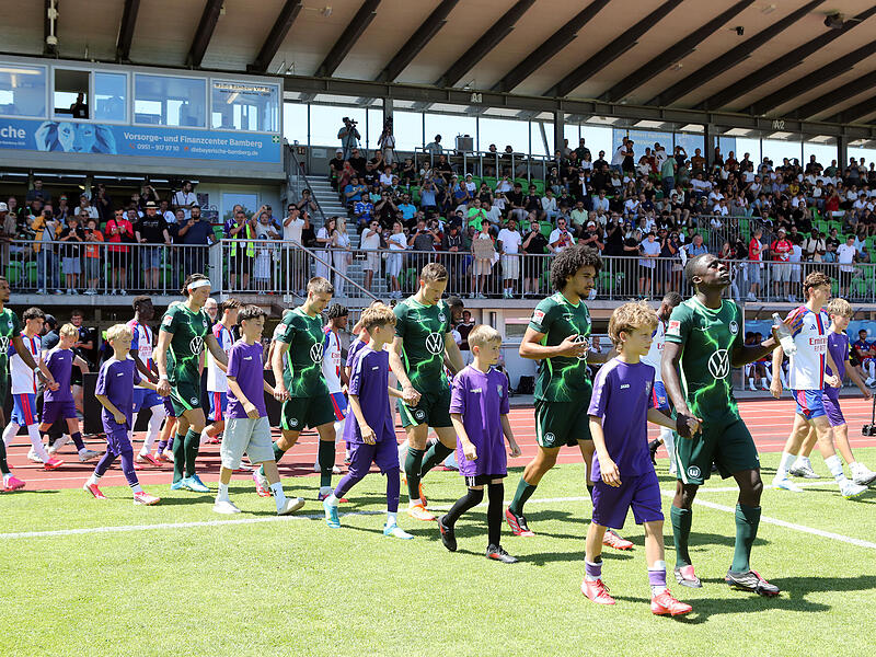 Das Testspiel VfL Wolfsburg gegen Olympique Lyon zog am Freitagnachmittag viele Zuschauer in das Bamberger Fuchspark-Stadion.