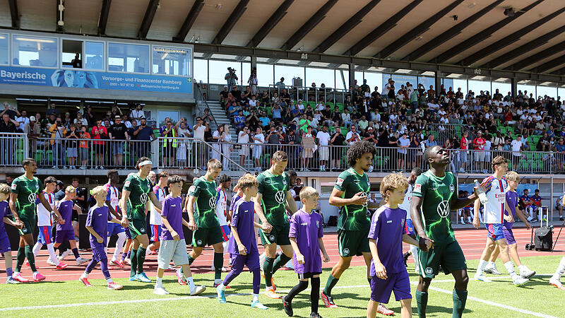 Das Testspiel VfL Wolfsburg gegen Olympique Lyon zog am Freitagnachmittag viele Zuschauer in das Bamberger Fuchspark-Stadion. Das Testspiel VfL Wolfsburg gegen Olympique Lyon zog am Freitagnachmittag viele Zuschauer in das Bamberger Fuchspark-Stadion.