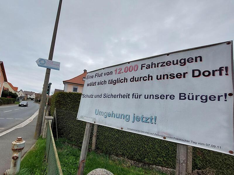 Die „Bürgerinitiative für eine Südumfahrung von Forchheim“ macht auch mit Plakaten auf ihr Leid aufmerksam.Forchheim & Fränkische Schweiz Die „Bürgerinitiative für eine Südumfahrung von Forchheim“ macht auch mit Plakaten auf ihr Leid aufmerksam.Forchheim & Fränkische Schweiz