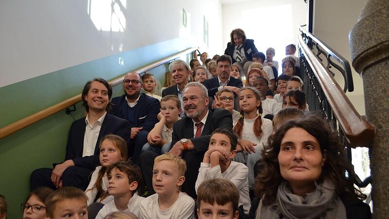 on den Planern bis zum Regierungsvizepr&auml;sidenten mischten sich alle Gro&szlig;en mitten unter die Kleinen und die Treppe wurde zur Trib&uuml;ne.