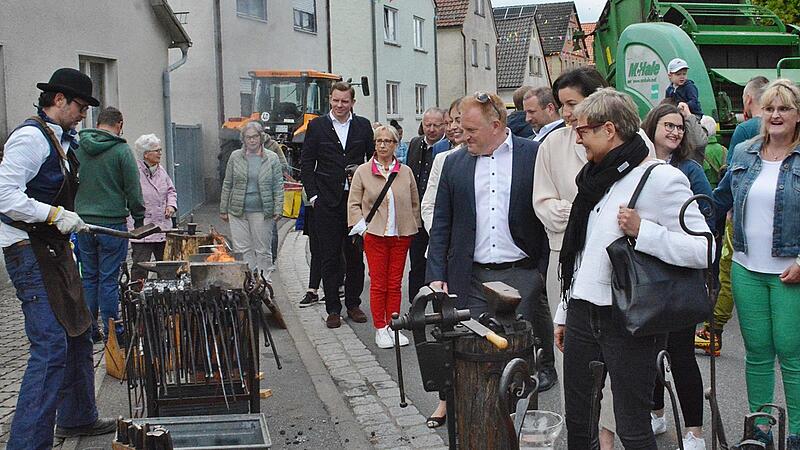 Bei einem Rundgang durch die Ausstellungen in Weichtungen machten sich die Ehrengäste mit den Bundestagsabgeordneten Sabine Dittmar(4.v.r.) und Dorothee Bär ( 5.v.r.) ) sowie Landrat Thomas Bold (3.v.l.) und zahlreichen Bürgermeistern ein Bild von...