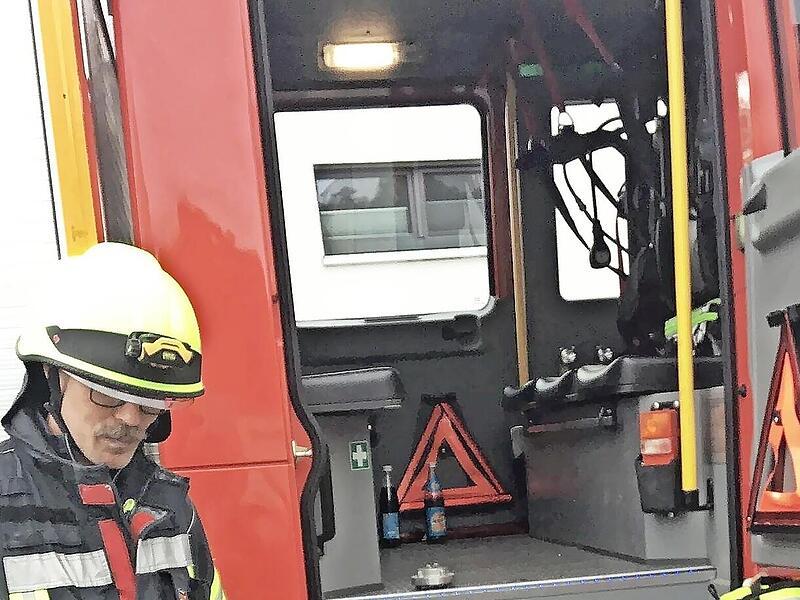 Andreas Klauda (Feuerwehr Garitz) zeigt den Kindern die Feuerwehrausrüstung. Andreas Klauda (Feuerwehr Garitz) zeigt den Kindern die Feuerwehrausrüstung.
