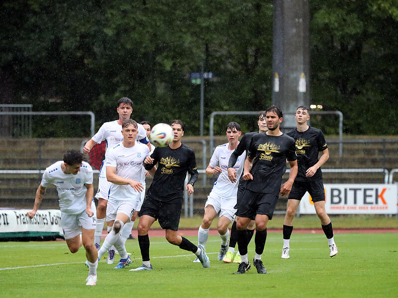 Viele lange B&auml;lle kommen auf Christopher Kettler (rechts) und den FC Eintracht Bamberg in N&ouml;rdlingen zu.