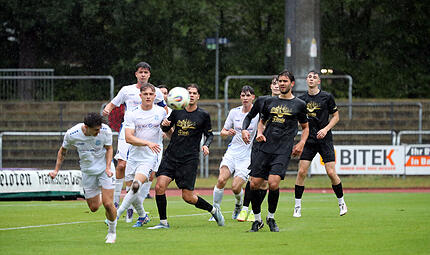 Viele lange B&auml;lle kommen auf Christopher Kettler (rechts) und den FC Eintracht Bamberg in N&ouml;rdlingen zu.