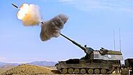 Sieben solcher Panzerhaubitzen liefert Deutschland in die Ukraine. Das wurde am Freitag bekanntgegeben. Bei Panzerhaubitzen des Typs 2000 handelt es sich um selbstfahrende, gepanzerte Artilleriegeschütze, die auch schon in Afghanistan eingesetzt wurden.