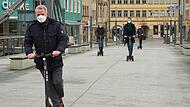 Auf der Kettenbrücke wurden die Drei-Rad-Scooter am Freitag gleich mal getestet: (von vorne nach hinten) Stadtwerke-Chef Michael Fiedeldey, Bürgermeister Jonas Glüsenkamp, Verkehrsbetriebsleiter Peter Scheuenstuhl und Zeus-CEO Damian Young.