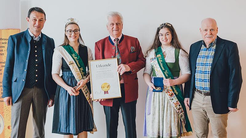 Von links: Werner Gloßner (Geschäftsführer Doemens), Susanne Kaindl (Hopfenkönigin), Eckhard Himmel (Kesselring Seniorchef), Julia Eichstätter (Vize-Hopfenkönigin) und Matthias Hajenski (Brauring Geschäftsführer).