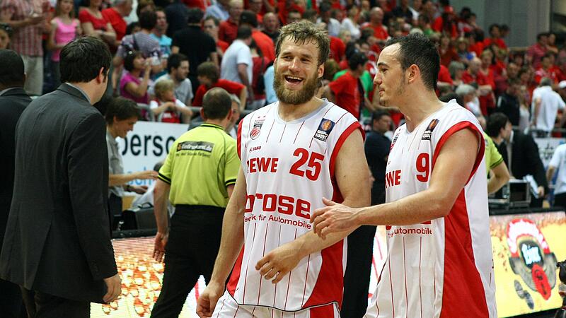 Karsten Tadda (rechts) und Anton Gavel: Früher Zimmerkollegen, jetzt wieder in Bamberg vereint. Nach der Saison wird Tadda Nachwuchskoordinator und wird mit dem Baskets-Headcoach weiter zusammenarbeiten.