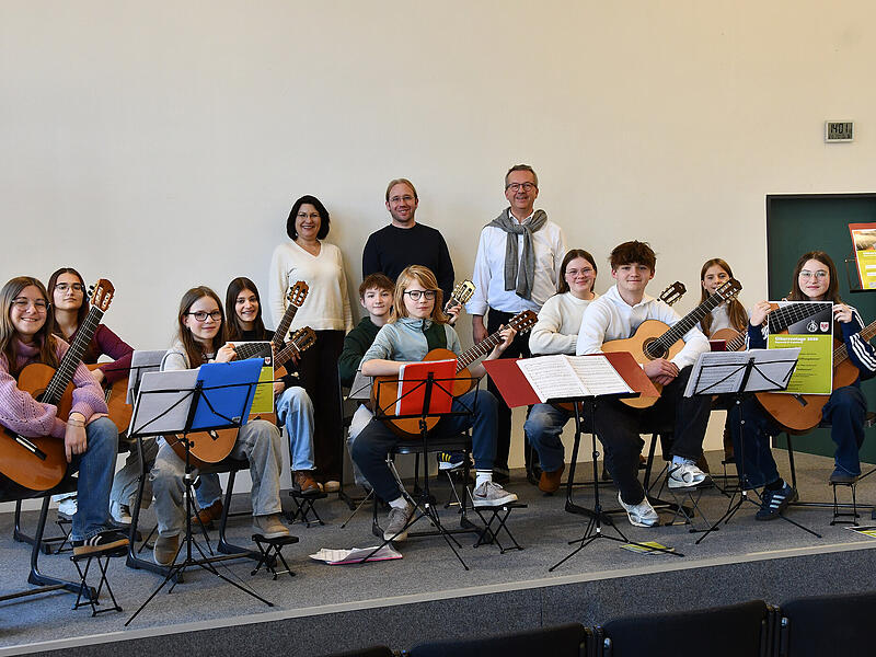 Kulmbach 1. Gitarrentage 2026 Das Gitarrenensemble des MGF hat bereits mit dem Proben für die Gitarrentage im Februar begonnen. Mit im Bild (hinten von links): die stellvertretende Schulleiterin Christiane Proschka, Instrumentallehrer Daniel Ambarjan und der Leiter der Fachschaft Musik, Hubertus Baumann.