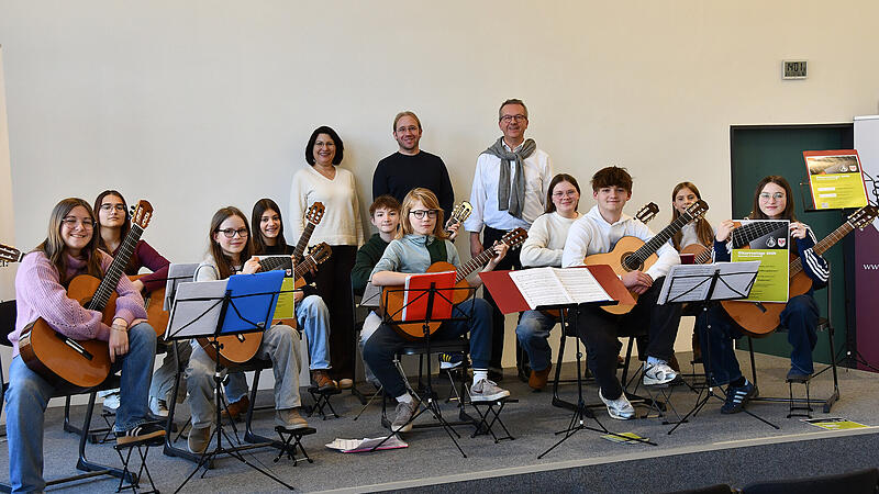 Das Gitarrenensemble des MGF hat bereits mit dem Proben f&uuml;r die Gitarrentage im Februar begonnen. Mit im Bild (hinten von links): die stellvertretende Schulleiterin Christiane Proschka, Instrumentallehrer Daniel Ambarjan und der Leiter der Fachschaft Musik, Hubertus Baumann.
