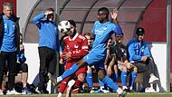 Eine heftige Pleite kassierte der SV Euerbach-Kützberg (blaue Trikots) beim FC Coburg (0:4). Jetzt zieht sich der Verein aus der Landesliga zurück.