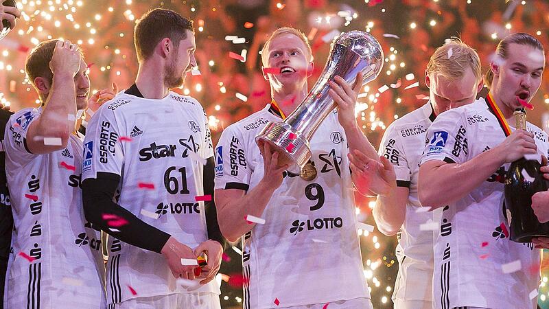 Sebastian Firnhaber stemmte 2019 nach dem Sieg mit dem THW Kiel den DHB-Pokal in die H&ouml;he.