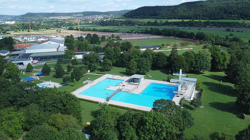 Ein Blick auf das Saaletalbad Hammelburg von oben.