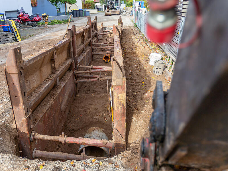 In der Pfarrgartenstra&szlig;e gibt es aktuell kein Durchkommen. Wenn alles klappt, sollen die Leitungen bis Ende des Jahres verlegt sein.