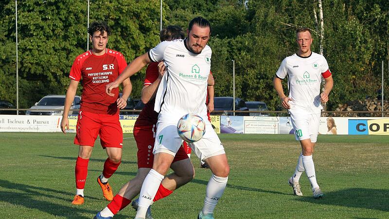 Lichteneiches Spielertrainer Maik Vogel schirmt den Ball ab. Nach 90 Minuten musste sich der Kreisklassist in der 3. Runde des Toto-Pokals aber dem Favoriten aus Reichmannsdorf mit 0:2 geschlagen geben. Lichteneiches Spielertrainer Maik Vogel schirmt den Ball ab. Nach 90 Minuten musste sich der Kreisklassist in der 3. Runde des Toto-Pokals aber dem Favoriten aus Reichmannsdorf mit 0:2 geschlagen geben.