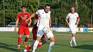 Lichteneiches Spielertrainer Maik Vogel schirmt den Ball ab. Nach 90 Minuten musste sich der Kreisklassist in der 3. Runde des Toto-Pokals aber dem Favoriten aus Reichmannsdorf mit 0:2 geschlagen geben.