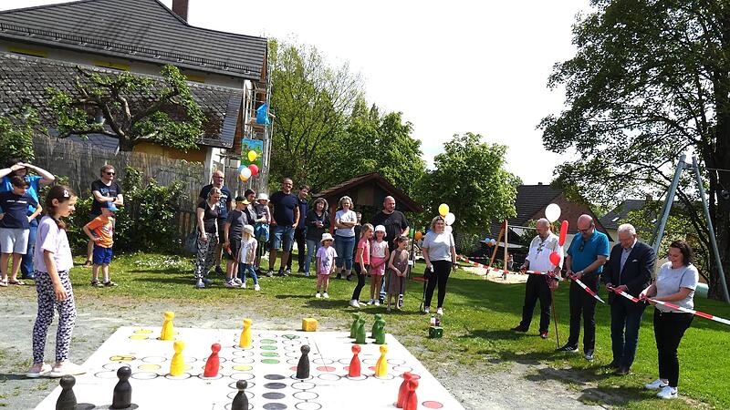Mit einem kleinen Fest wurde die Erweiterung des Harsdorfer Kinderspielplatzes an der Schulstraße gefeiert.