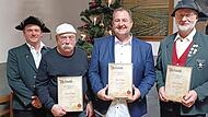 Die neuen Ehrenmitglieder Thomas Metz, Mario Digel, Lothar Albert (mit Urkunden, v. l.) freuen sich mit Vorsitzendem Stephan Metz (l.).
