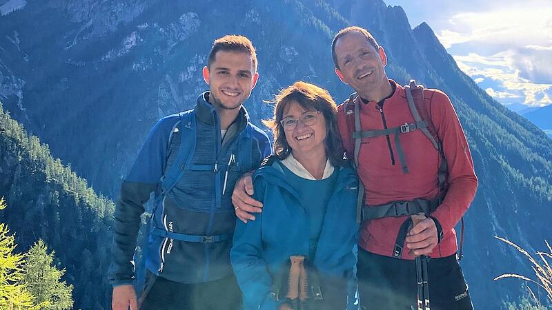 Die gl&uuml;cklichen Eltern J&uuml;rgen und Annette Koch mit Sohn Florian (von rechts) beim Bergsteigen.