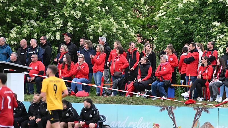 Ein Fanbus und viele Privatfahrer aus Lichtenfels machten sich am Mittwoch auf den Weg nach Bayreuth. Am Samstag wollen die FCL-Anhänger den Klassenerhalt zu Hause feiern.