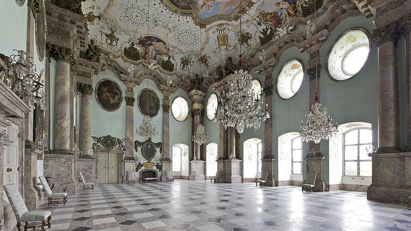 Der reich verzierte Marmorsaal beeindruckt nicht nur durch seine Kronleuchter, sondern wird auch für Konzerte genutzt.Bamberg