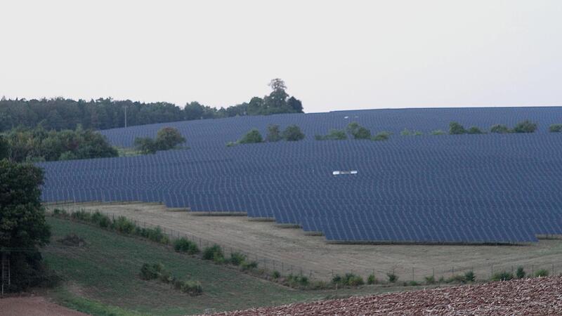 Freifl&auml;chen-Photovoltaikanlagen gibt es bereits in  der Rentweinsdorfer Flur. Jetzt schicken sich die B&uuml;rger an, mit weiteren Projekten die vom Marktgemeinderat gesetzte Obergrenze von 60 Hektar zu sprengen. Dazu soll es am 4. Dezember ein B&uuml;rgerb...