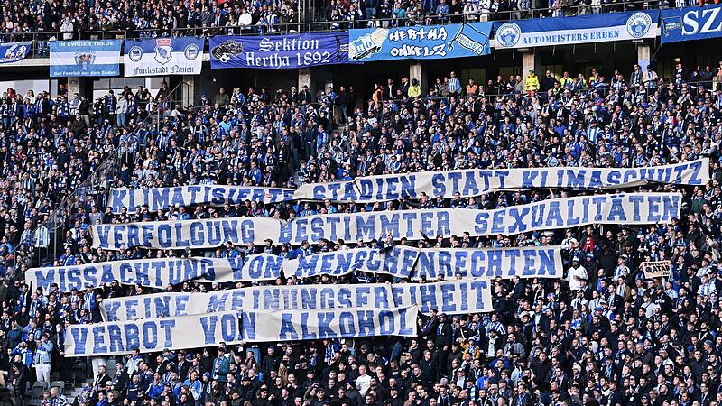 Überall in Deutschland machen Fans ihrem Unmut darüber Luft, dass die Fußball-WM nach Katar vergeben wurde; hier rufen Fans von Hertha BSC zum Boykott auf. Überall in Deutschland machen Fans ihrem Unmut darüber Luft, dass die Fußball-WM nach Katar vergeben wurde; hier rufen Fans von Hertha BSC zum Boykott auf.